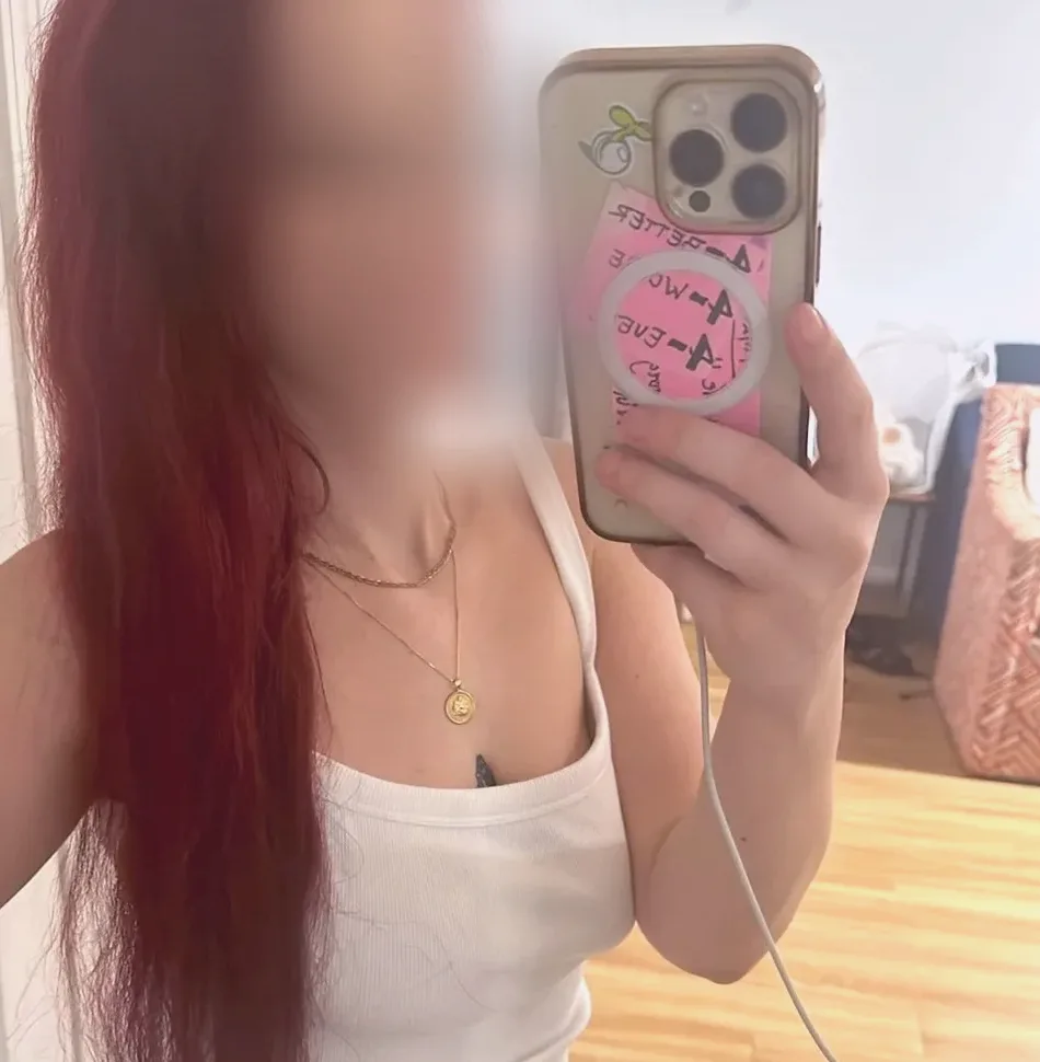 Aada, 28
